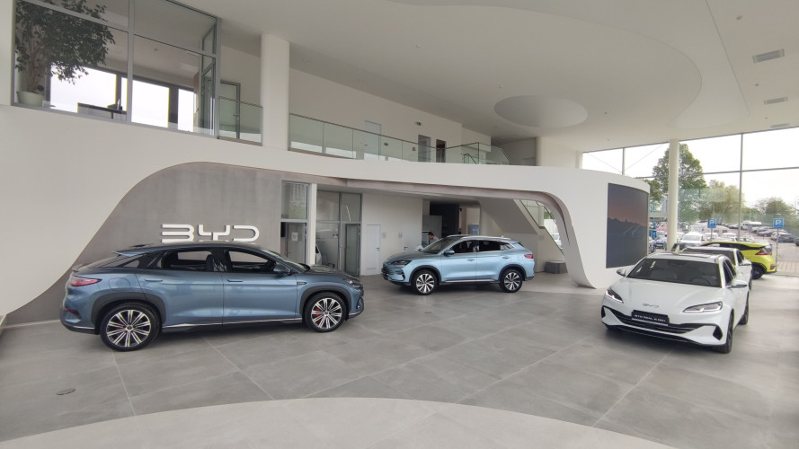 Rebranding autosalonu pro BYD