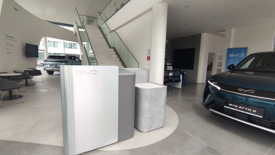 Rebranding autosalonu pro BYD