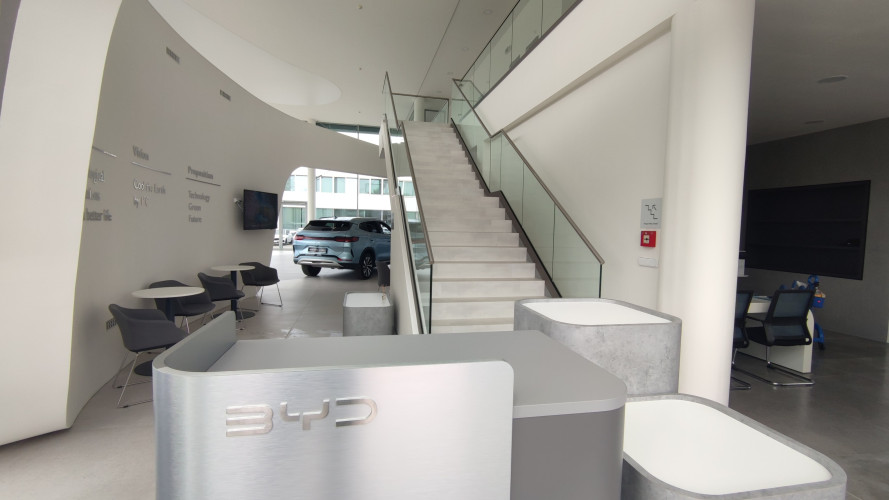 Rebranding autosalonu pro BYD