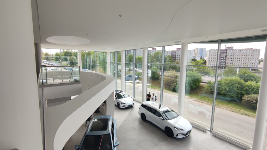 Rebranding autosalonu pro BYD