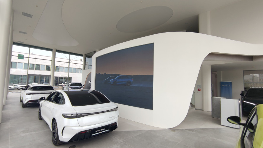 Rebranding autosalonu pro BYD