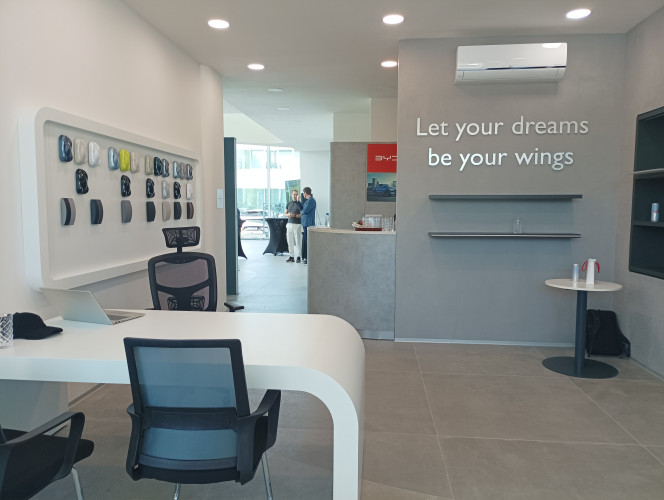 Rebranding autosalonu pro BYD