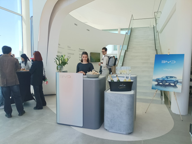 Rebranding autosalonu pro BYD