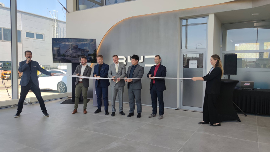 Rebranding autosalonu pro BYD