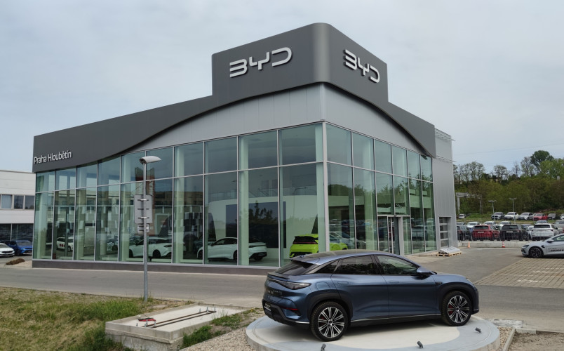 Rebranding autosalonu pro BYD