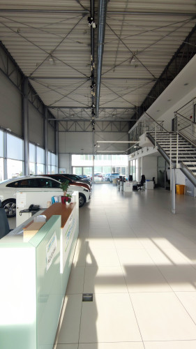 Rebranding autosalonu pro BYD