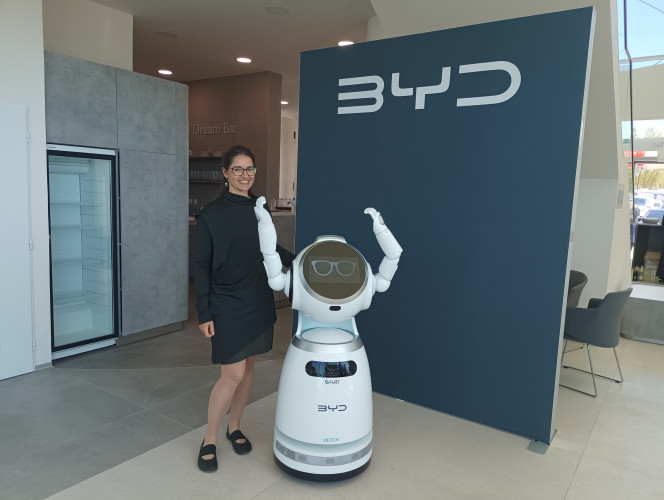 Rebranding autosalonu pro BYD
